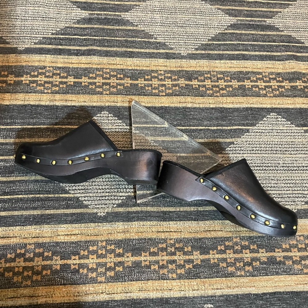 Black leather wooden clogs with gold studs - Picture 5 of 7